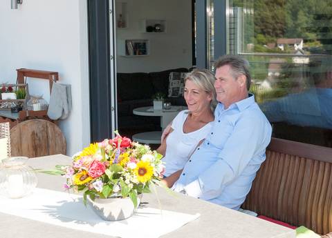 In dem modernen Architektenhaus in Netphen hat die Familie innen wie auch draußen viel Platz zum Wohlfühlen und einen Blick auf den eigenen Weinhang.