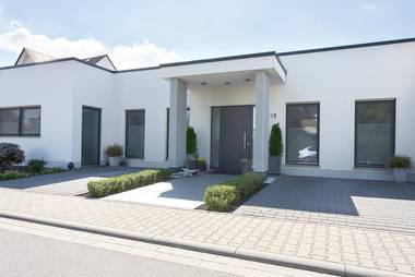 Der individuelle Bungalow überzeugt mit moderner Architektur und im Innenbereich mit großzügigen und hellen Räumen.