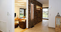 Musterhaus Satchmo, Wand aus Naturstein mit Wasserfall