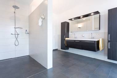 Das barrierefreie Architektenhaus in Freudenberg ist ein Fertighaus von Büdenbender. Das moderne Badezimmer bietet viel Platz und ein separates WC mit breiter Schiebetür.