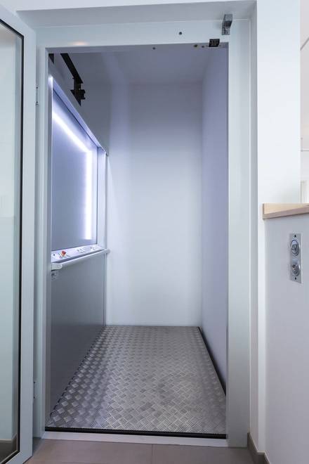 Der hauseigene und moderne Fahrstuhl sorgt in dem Architektenhaus in Freudenberg für absolute Barrierefreiheit. 
