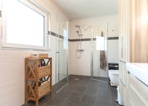 Das moderne Badezimmer des Bungalows ist hell und freundlich. 