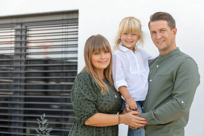 Die junge Familie fühlt sich in ihrem individuell geplanten Fertighaus rundum wohl. Der moderne Baustil ist genau nach ihrem Geschmack.