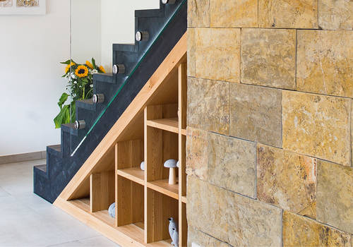 Stauraum im Haus schaffen: Den Platz unter der Treppe nutzen.