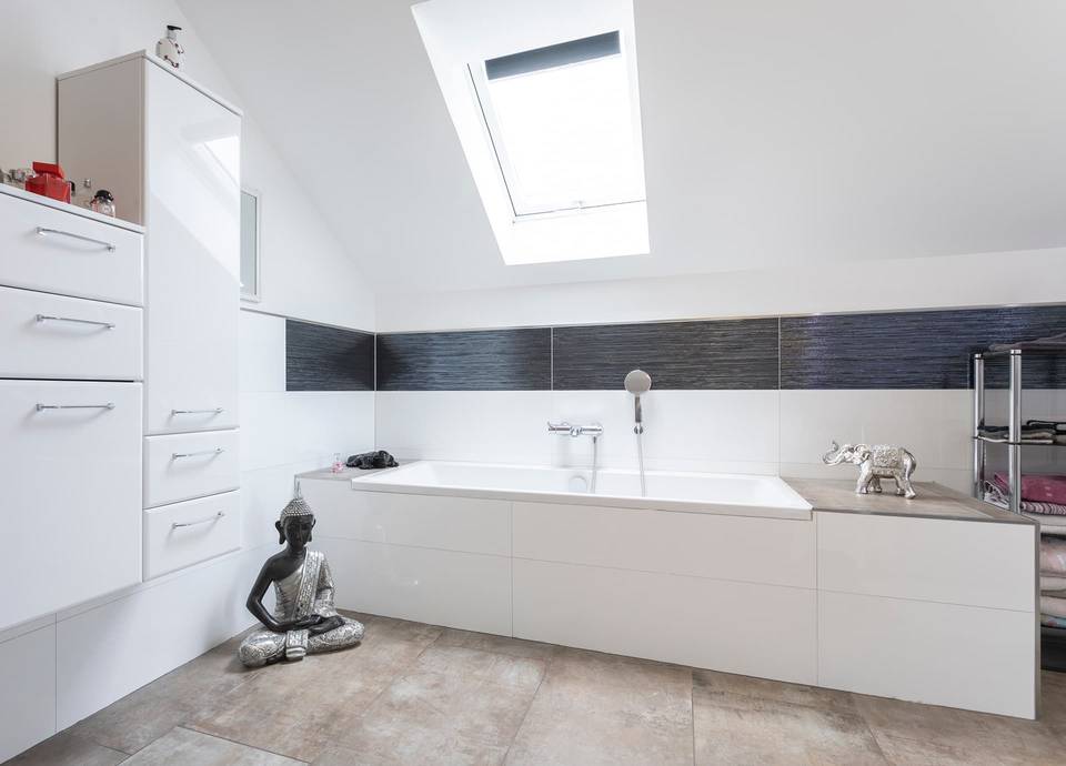 In dem Einfamilienhaus in Steinen sorgt das moderne Badezimmer mit Tageslicht für Wohlfühlatmosphäre.