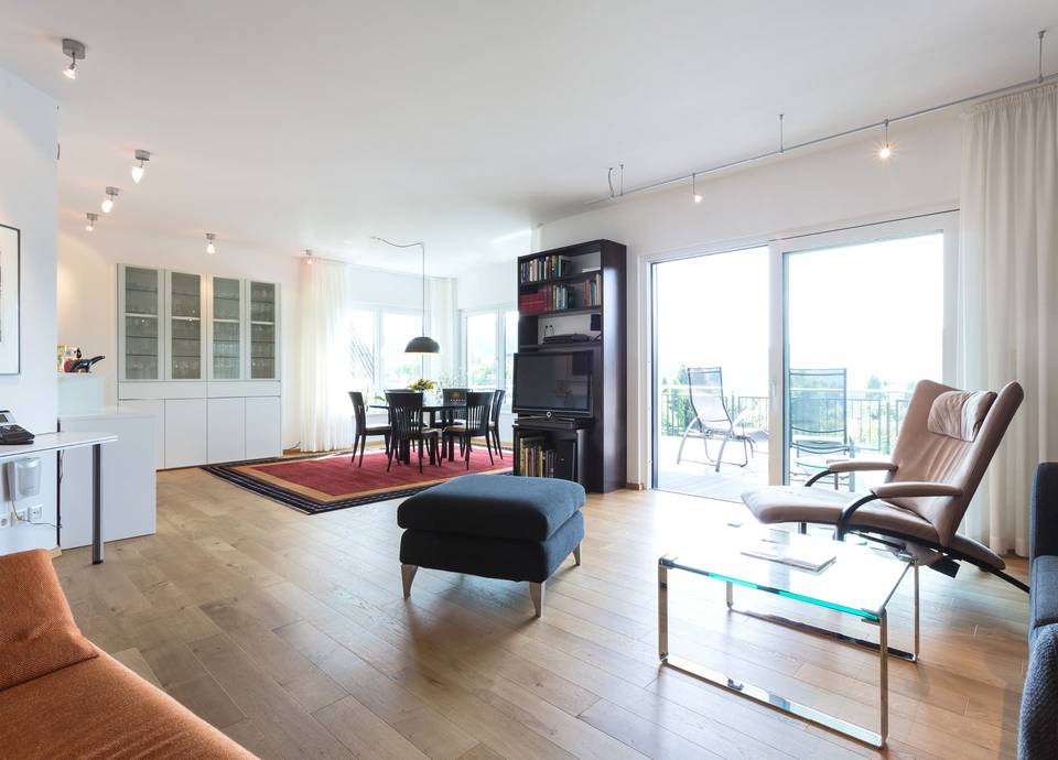 Das individuelle Architektenhaus bietet eine offene und moderne Raumgestaltung. Mit viel Platz und großen Türen sorgt es für Barrierefreiheit.