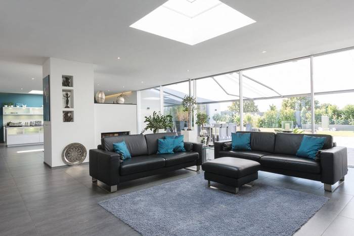 In dem großzügigen Bungalow in Rüsselsheim ist der offene Wohn- und Kochbereich ein Highlight. Bodentiefe Fenster und natürliches Oberlicht schaffen eine besondere Atmosphäre.