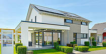 Musterhaus Brentano mit moderner Architektur und überdachter Terrasse
