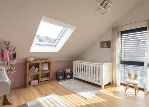 Das große und helle Kinderzimmer im modernen Fertighaus bietet viel Platz zum Spielen. 