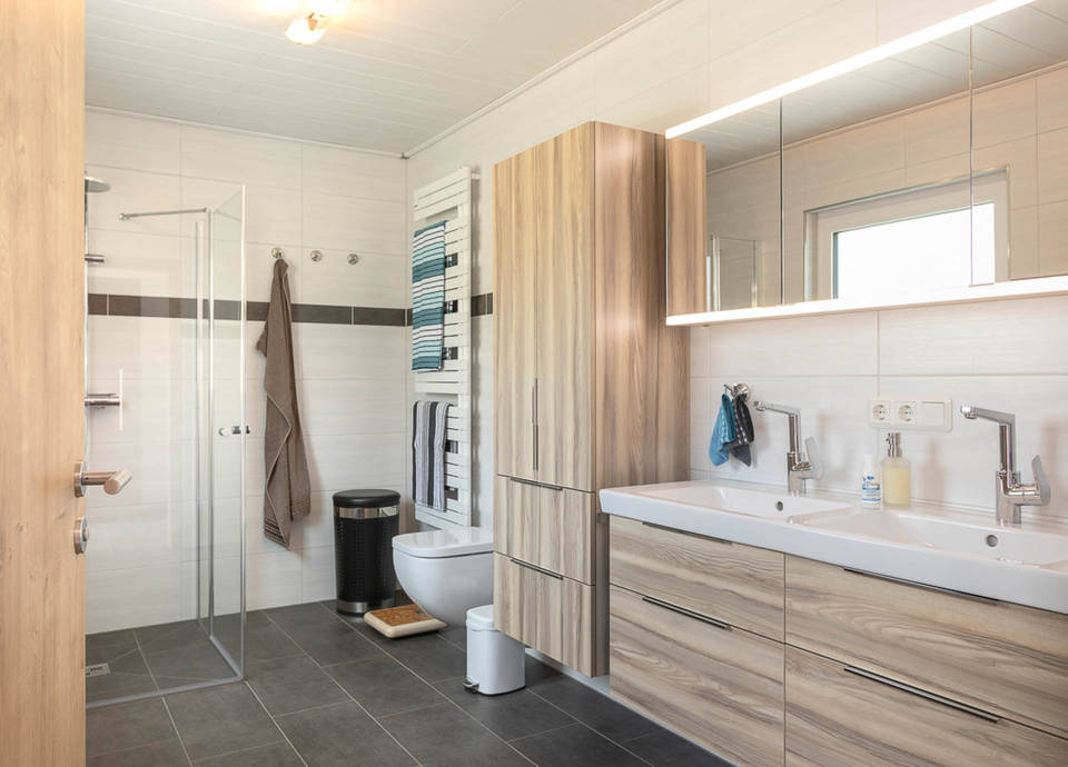 Das altersgerechte Bungalow bietet im hellen und freundlichen Badezimmer viel Platz.