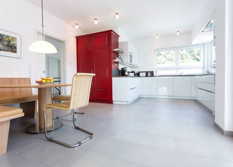 In dem modernen und großzügigen Architektenhaus in Freudenberg ist alles auf Barrierefreiheit ausgelegt. Dabei bleibt die Optik nicht auf der Strecke und die hellen Räume bieten viel Platz zum Wohlfühlen.