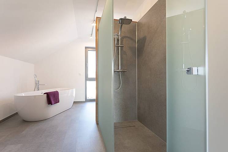 Bad mit freistehender Badewanne und ebenerdiger Dusche