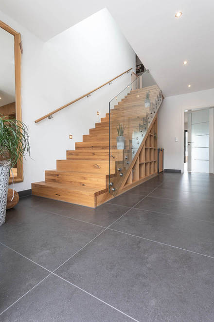 Die helle Holztreppe ist ein Highlight in dem modernen und individuellen Architektenhaus. Unter der Treppe konnte viel Stauraum geschaffen werden.