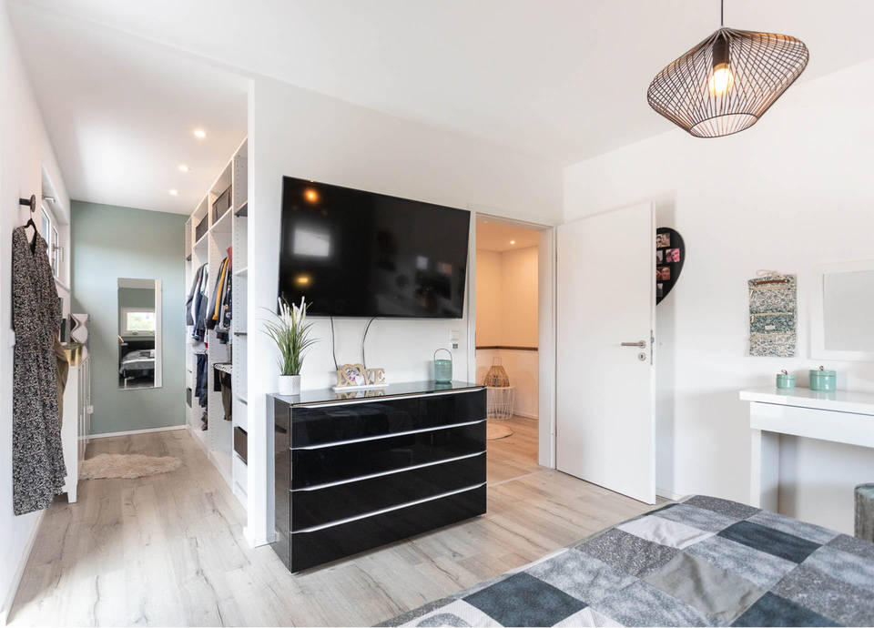 Das Elternschlafzimmer sorgt mit dem angrenzenden Ankleidezimmer dafür, dass Herzen höher schlagen.