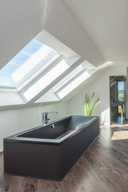 Purer Luxus: Die freistehende Badewanne im Schlafzimmer des individuellen Fertighauses lädt zum Wohlfühlen ein.