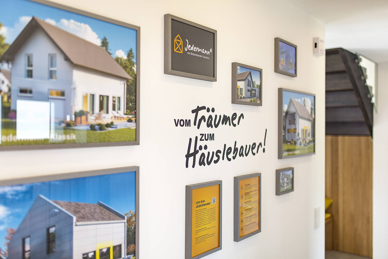 Wandgestaltung im Flur des Jedermann®-Akzent Musterhauses