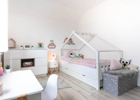 Das helle Kinderzimmer des modernen Architektenhauses lädt zum Spielen und Ausruhen ein.