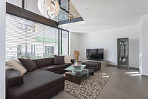 Musterhaus Pascino, Wohnzimmer mit Couchecke und großer Fensterfront