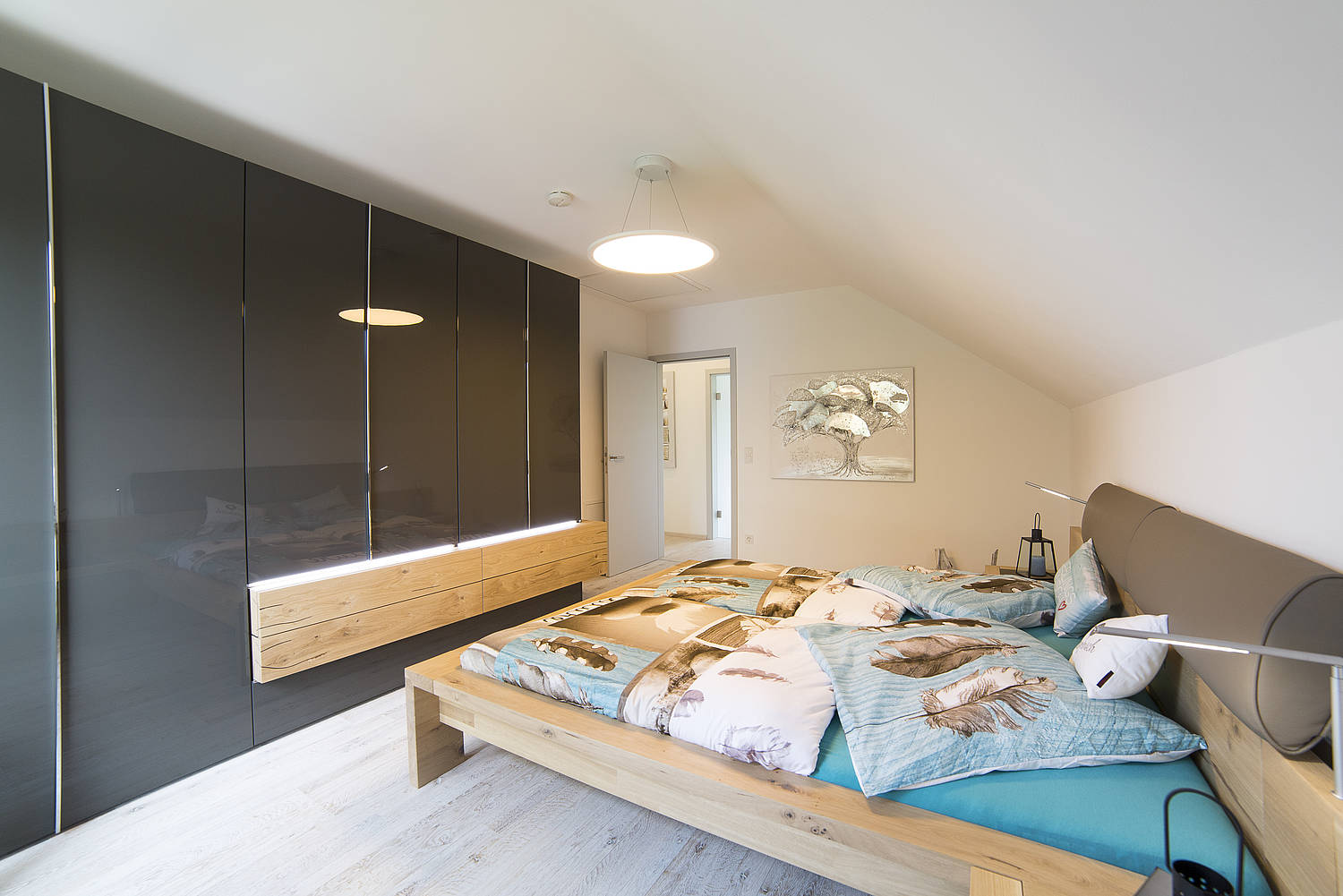 Das Elternschlafzimmer mit stilvoll-gemütlichen Holzelementen