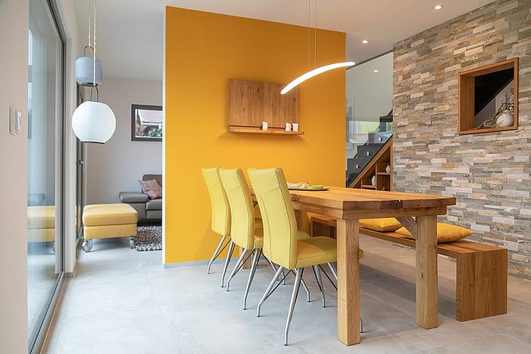 Esszimmer mit freistehender Wand zum Wohnzimmer