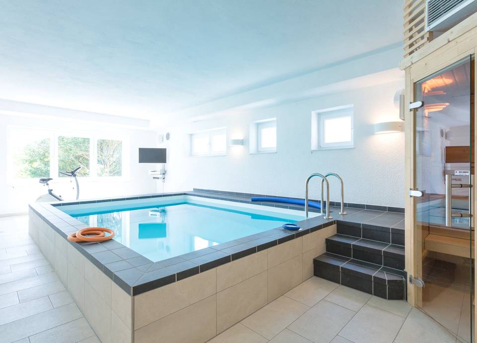 Wellness in den eigenen vier Wänden: In dem individuellen Fertighaus von Büdenbender befindet sich ein hauseigener Wellnessbereich mit Schwimmbecken und Sauna.