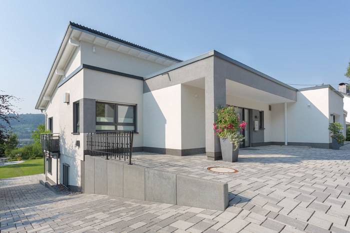 Das moderne Architektenhaus von Büdenbender steht in Freudenberg. Nicht nur optisch kann das Fertighaus punkten, denn dank durchdachter Raumgestaltung und eigenem Aufzug ist das Haus sogar barrierefrei.  