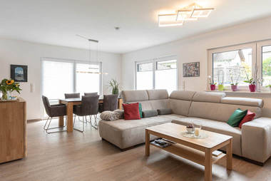 Der moderne Bungalow bietet im großen Wohn-, Koch- und Essbereich viel Platz.