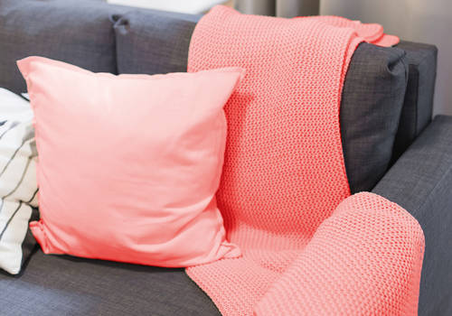 Trendfarbe Living Coral kombiniert mit Grau.