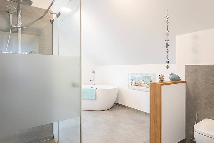 Badezimmer mit freistehender Badewanne