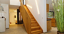Musterhaus Satchmo, offener Eingangsbereich mit Holztreppe