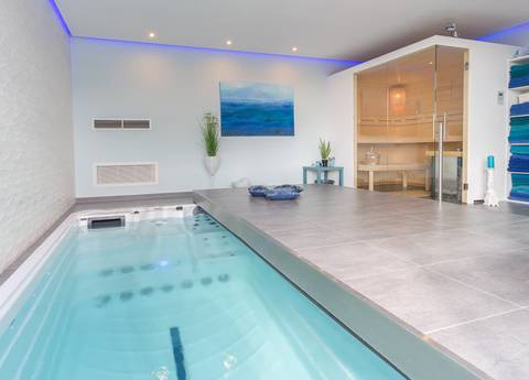 Eine Wellnessoase im eigenen Haus: In dem Bungalow in Rüsselsheim geht der Traum vom eigenen Schwimmbecken mit Sauna in Erfüllung.