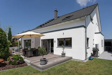 Das modern-charmante Fertighaus in Straubenhardt bietet viel Platz zum Wohlfühlen - drinnen und draußen.
