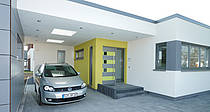 Musterhaus Bungalow Finess, überdachter Eingangsbereich mit  Carport