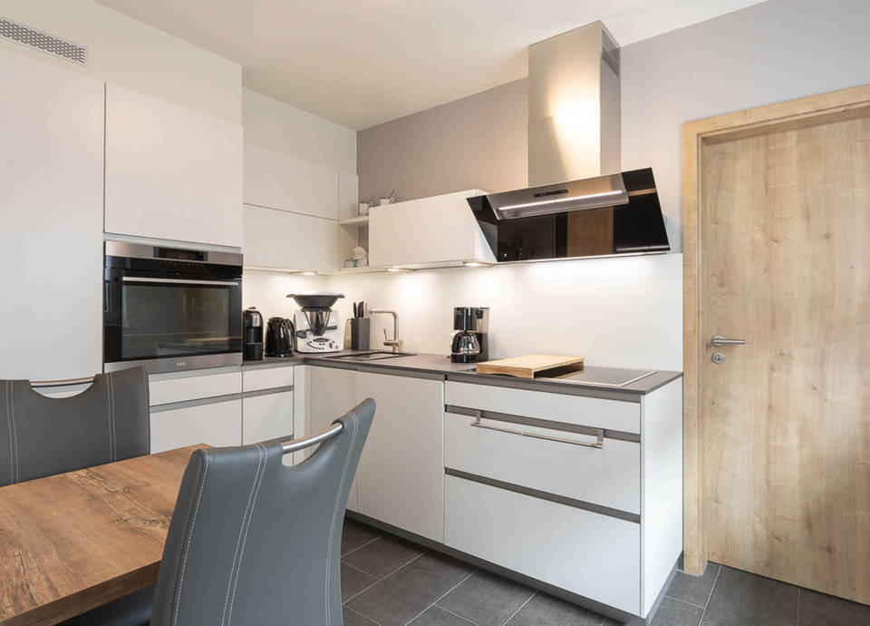 In dem altersgerechten Bungalow bietet die moderne Küche viel Platz für gemeinsame Kochabende.