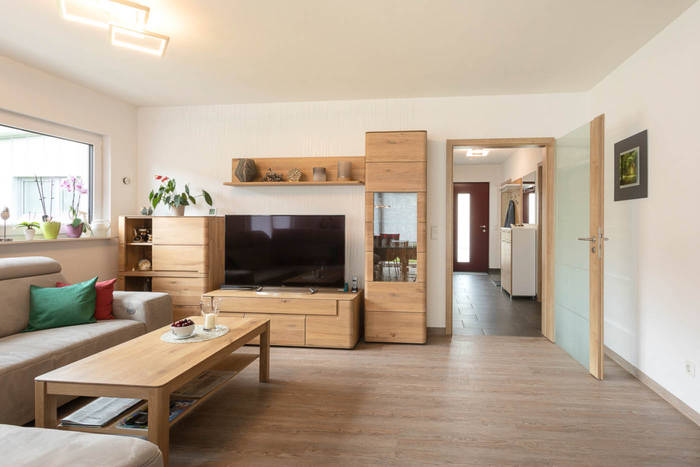 Der moderne Bungalow punktet mit hellen und freundlichen Räumen. 