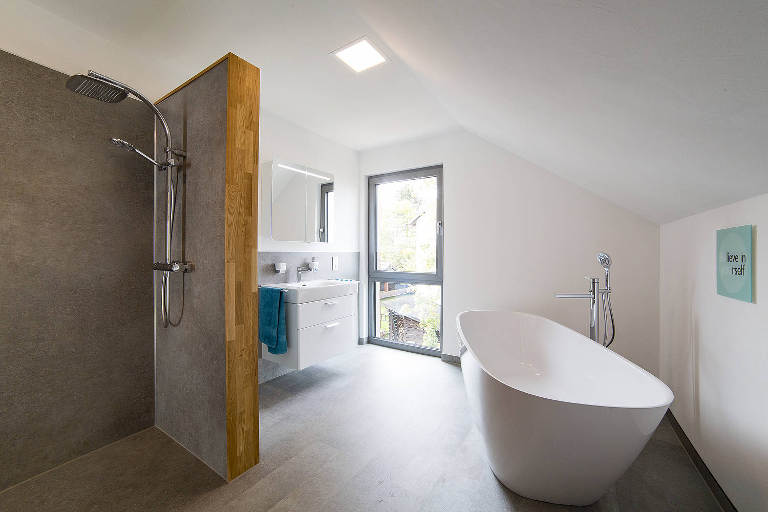Familienbad mit freistehender Badewanne