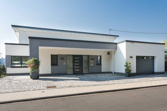 Das individuelle Fertighaus von Büdenbender überzeugt mit Modernität und viel Komfort. Große Räume und ein Aufzug machen das Architektenhaus barrierefrei.