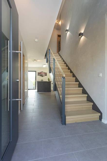 In dem modernen Architektenhaus von Büdenbender ist viel Platz zum Wohlfühlen. Die helle Treppe ergänzt die freundliche Raumgestaltung.