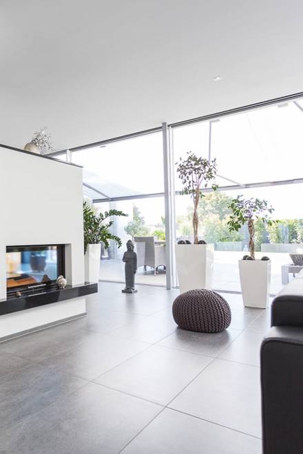 In dem individuellen Bungalow in Rüsselsheim ist alles sehr modern, ofen und großräumig. Die bodentiefen Fenster bieten freien Blick auf den eigenen Garten.