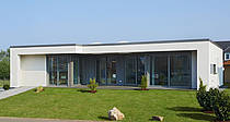 Musterhaus Finess, Bungalow mit Flachdach und breiter Fensterfront