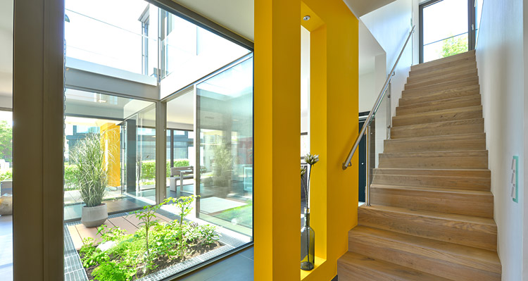 Innenansicht Atrium über zwei Etagen im Musterhaus Valentino von Büdenbender Hausbau