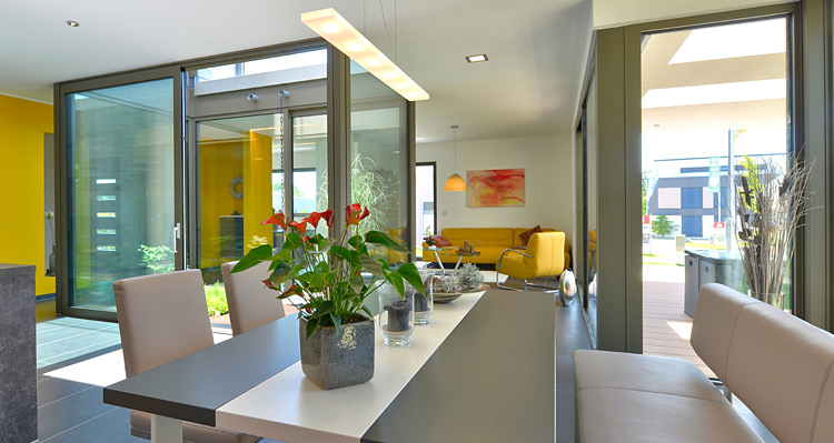 Offener Essbereich und Wohnbereich im Musterhaus Valentino von Büdenbender Hausbau