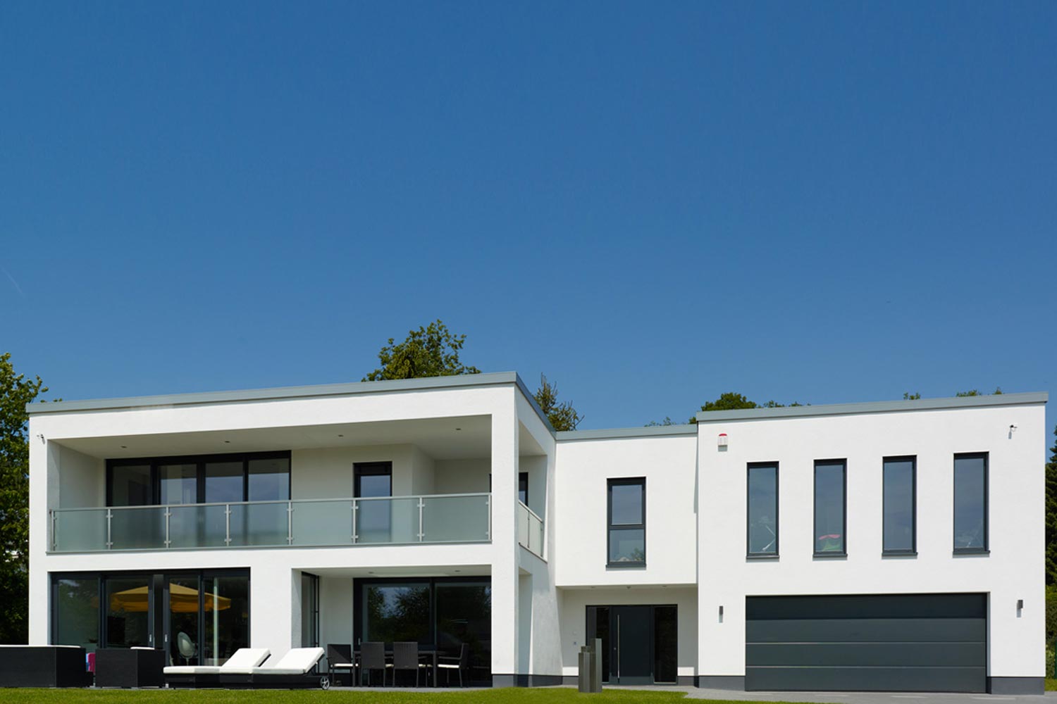 Das Architektenhaus Calando ist ein modernes Kubushaus mit klarer Formsprache. Aufgeteilt in einen Eltern- und einen Kinderbereich bietet es genügend Platz für die gesamte Familie. Ein Highlight ist der überdachte Balkon im Elternbereich.