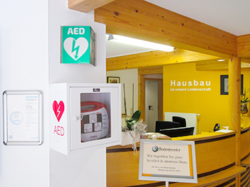 Der Defibrillator im Empfangsbereich