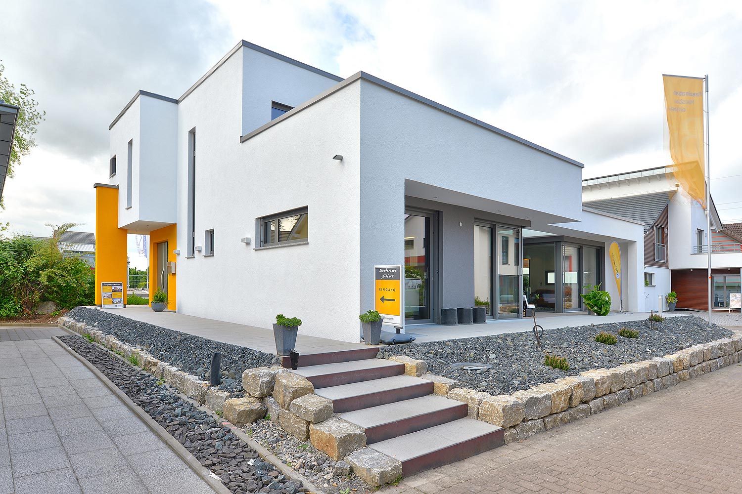 Das Musterhaus Casaretto mit Flachdach in Fellbach überzeugt auf vielen Ebenen. Es ist von A-Z clever durchdacht. Die außergewöhnliche Raumaufteilung und die zweite Wohnung im Obergeschoss begeistert mit vielen smarten Extras.