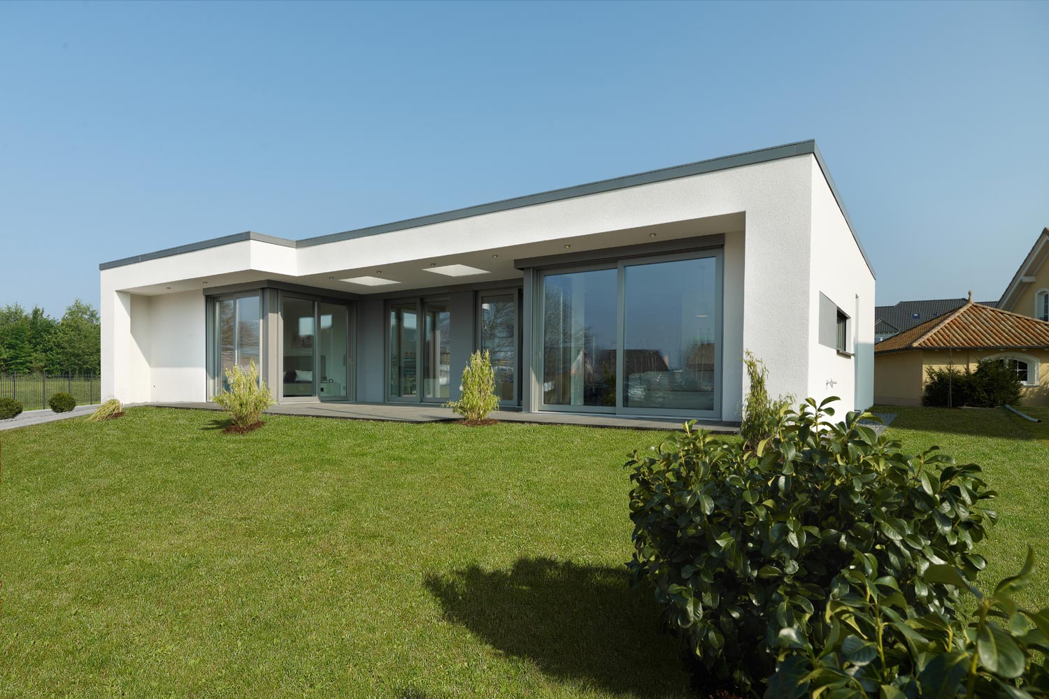 Das Musterhaus Finess in Mühlheim-Kärlich ist ein Bungalow mit großzügigen Räumen und viel Licht. Das Flachdach-Haus wirkt schon von außen sehr luxuriös und modern. Auch innen erfüllt es höchste Wohnansprüche.