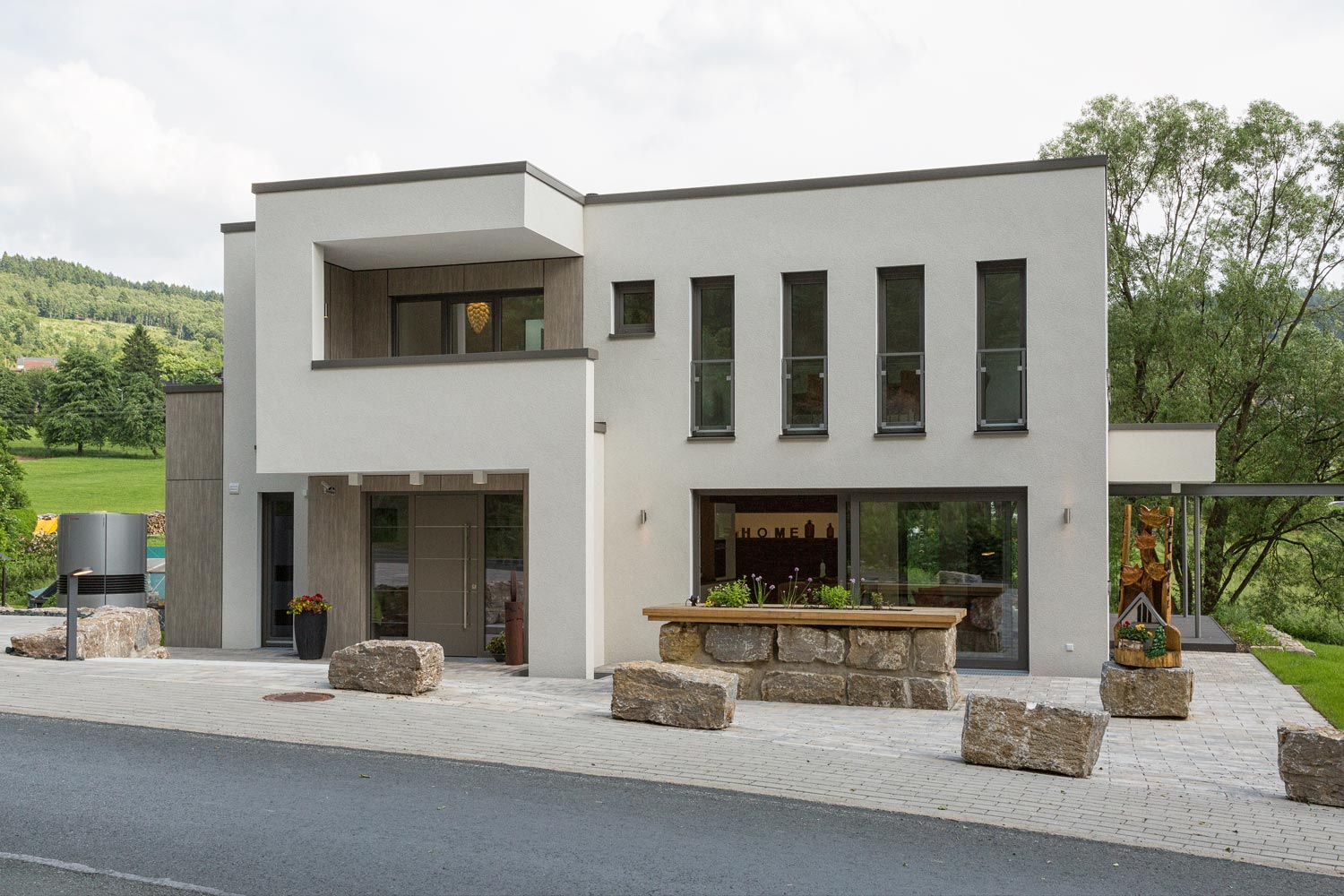 Das Musterhaus Satchmo in Netphen im Siegerland erfüllt höchste Wohnansprüche. Das Plusenergiehaus kann nicht nur mit seiner Energieeffizienz punkten, denn auch innen geht es gut durchdacht weiter. Das Fertighaus ist naturverbunden, modern und charmant zugleich.