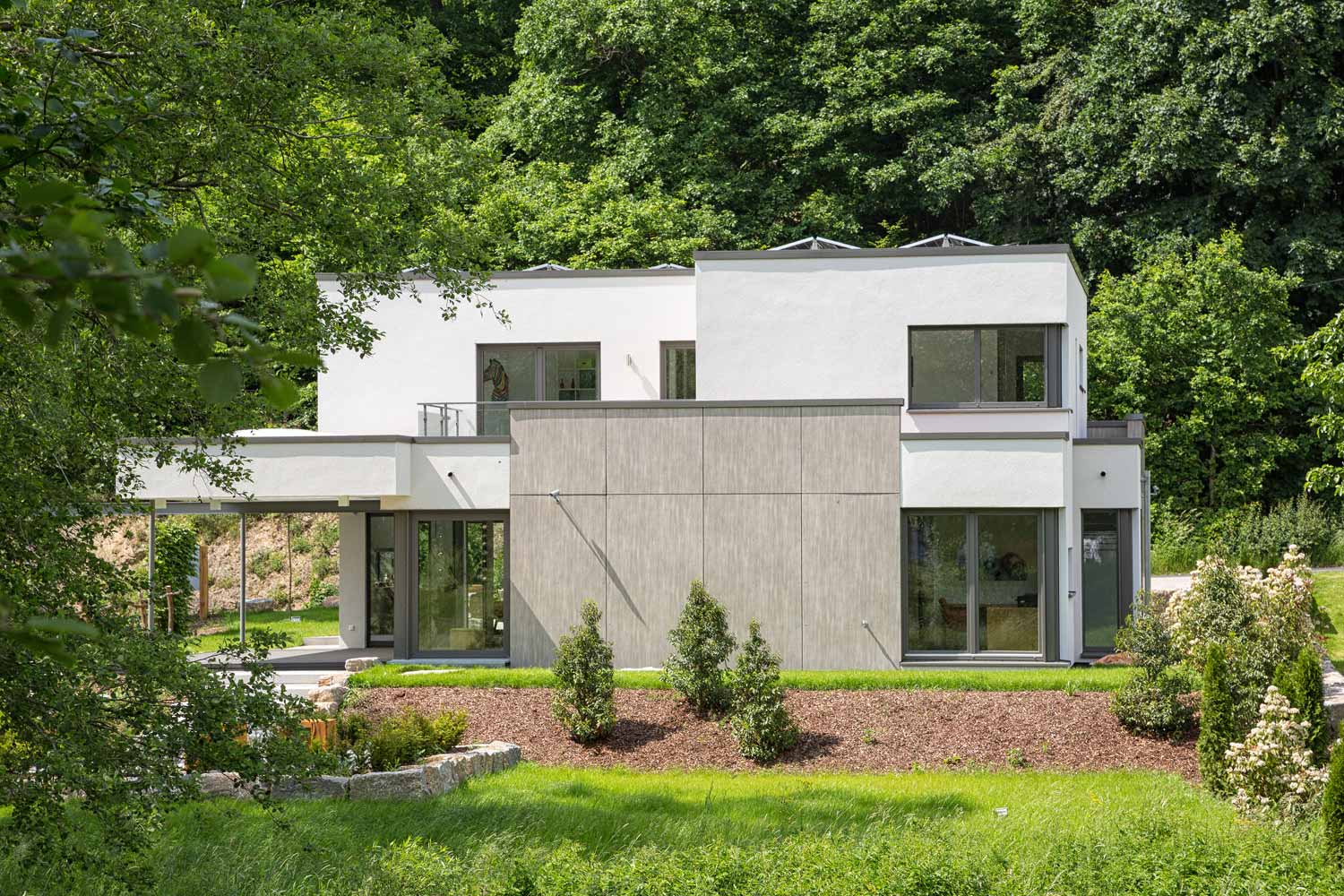 Das Musterhaus Satchmo ist ein Haus für die Zukunft. Das Plus-Energie-Haus besticht mit seiner modernen Architektur, die gleichzeitig die Naturverbundenheit ausdrückt. Innen genießt man vollen Komfort, luxuriöse Raumgestaltung und raffinierte Details.