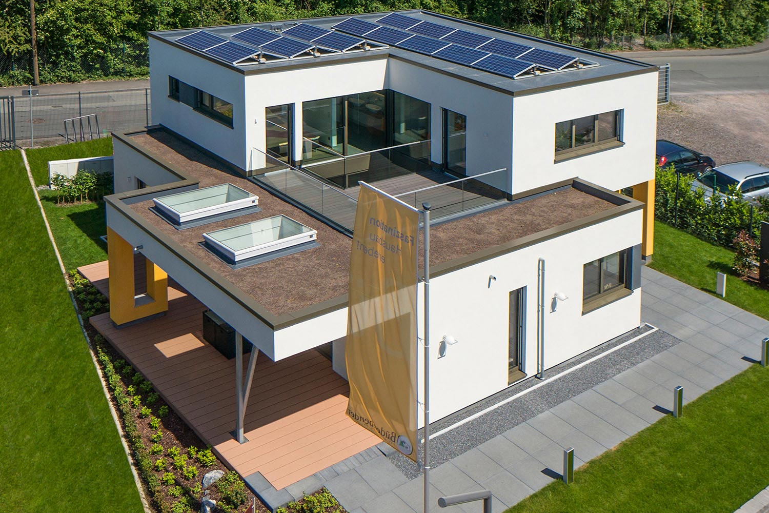 Das Plus-Energie-Haus Valentino in Wuppertal überzeugt auf vielen Ebenen: Es spart Energiekosten, schützt die Umwelt, hat eine außergewöhnliche Architektur. Das Highlight ist das Atrium über zwei Etagen, das nach oben hin offen ist.