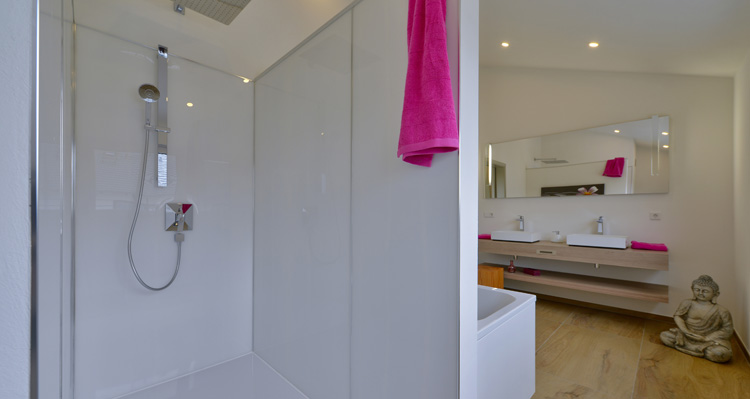 Raffinierte Badaufteilung mit Badewanne und Dusche
